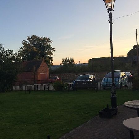 Half Moon Hotel Alford  エクステリア 写真