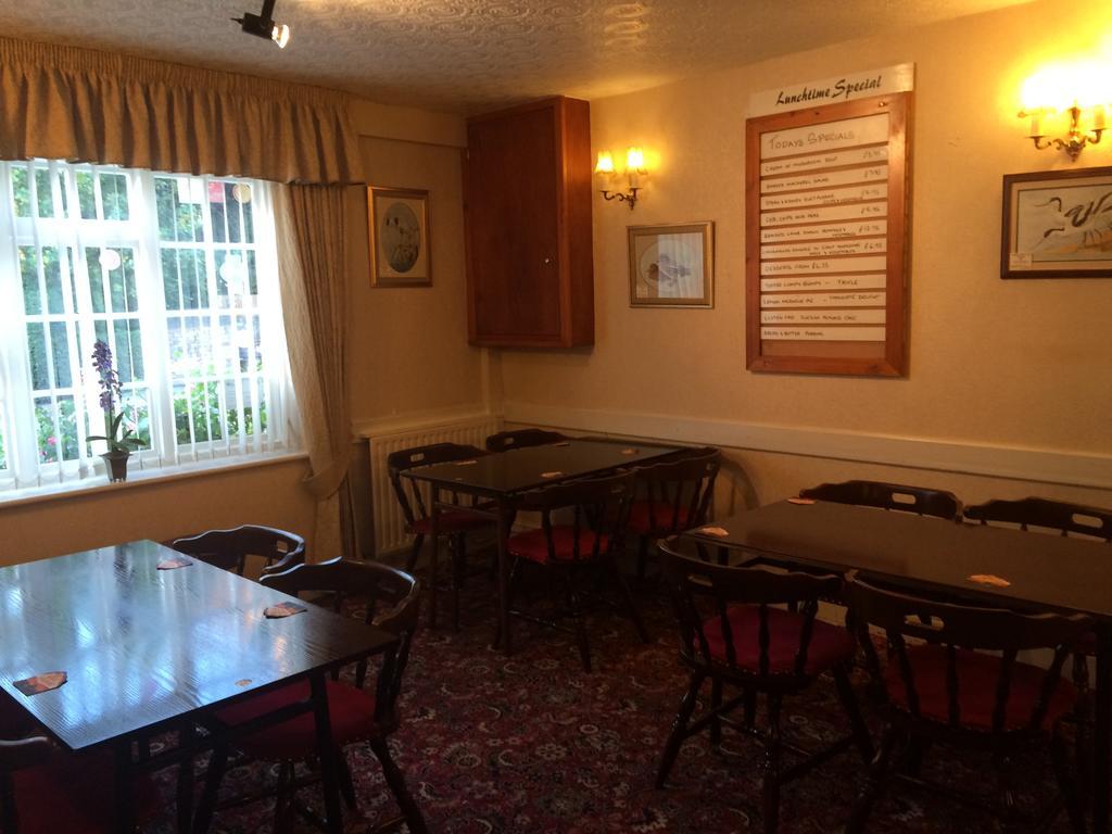 Half Moon Hotel Alford  エクステリア 写真