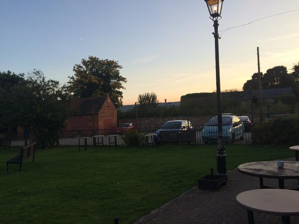 Half Moon Hotel Alford  エクステリア 写真