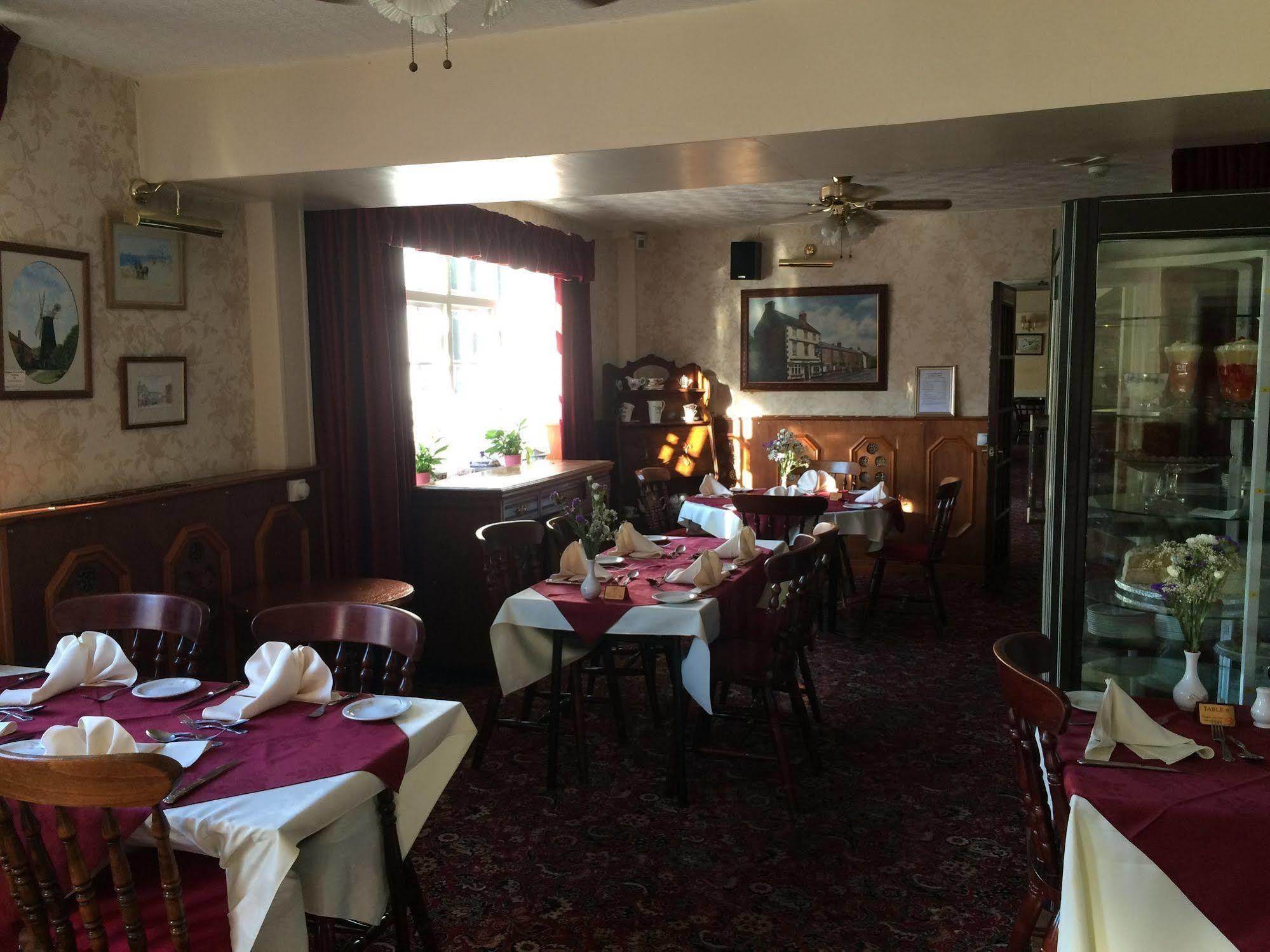 Half Moon Hotel Alford  エクステリア 写真