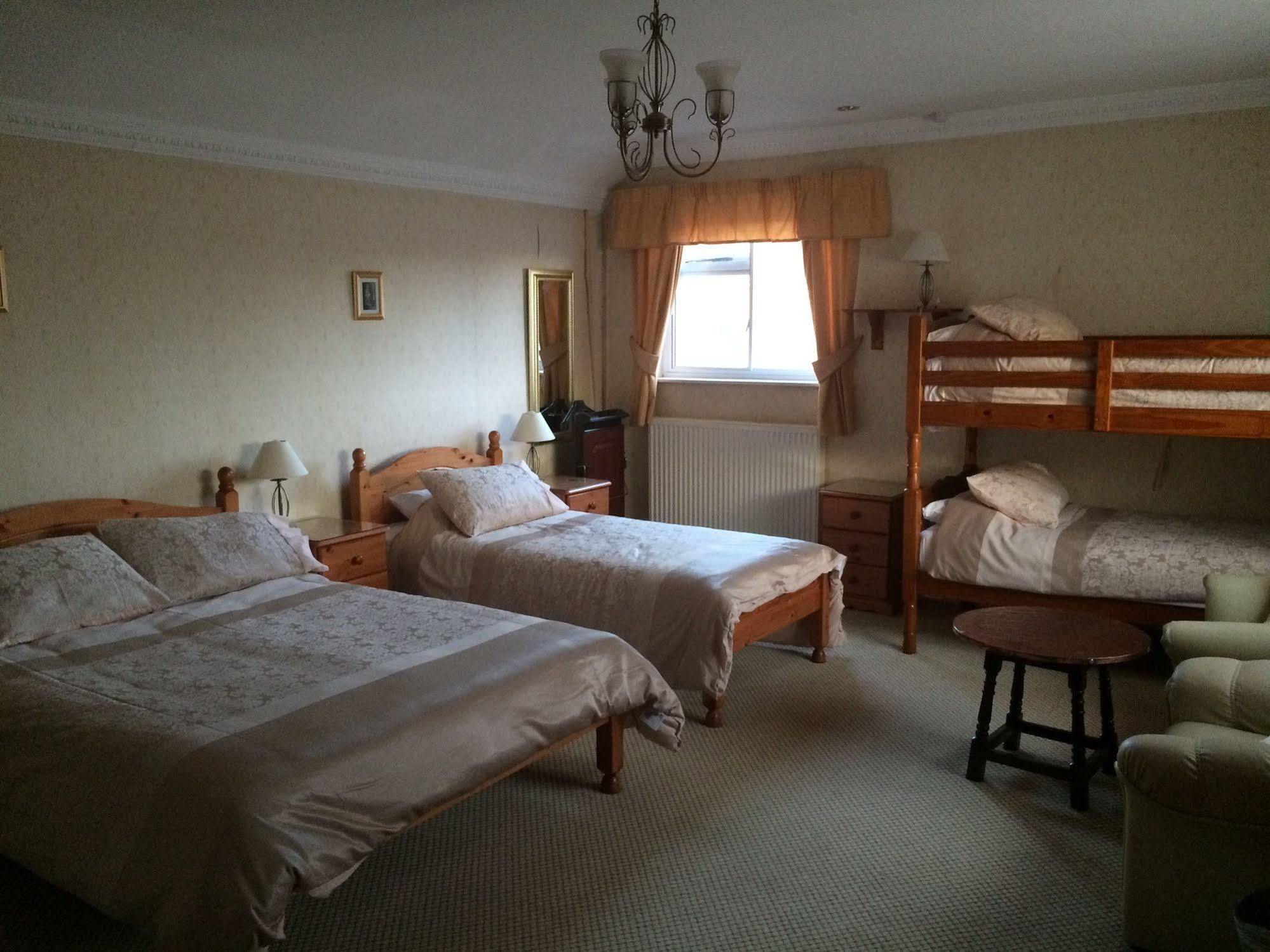 Half Moon Hotel Alford  エクステリア 写真