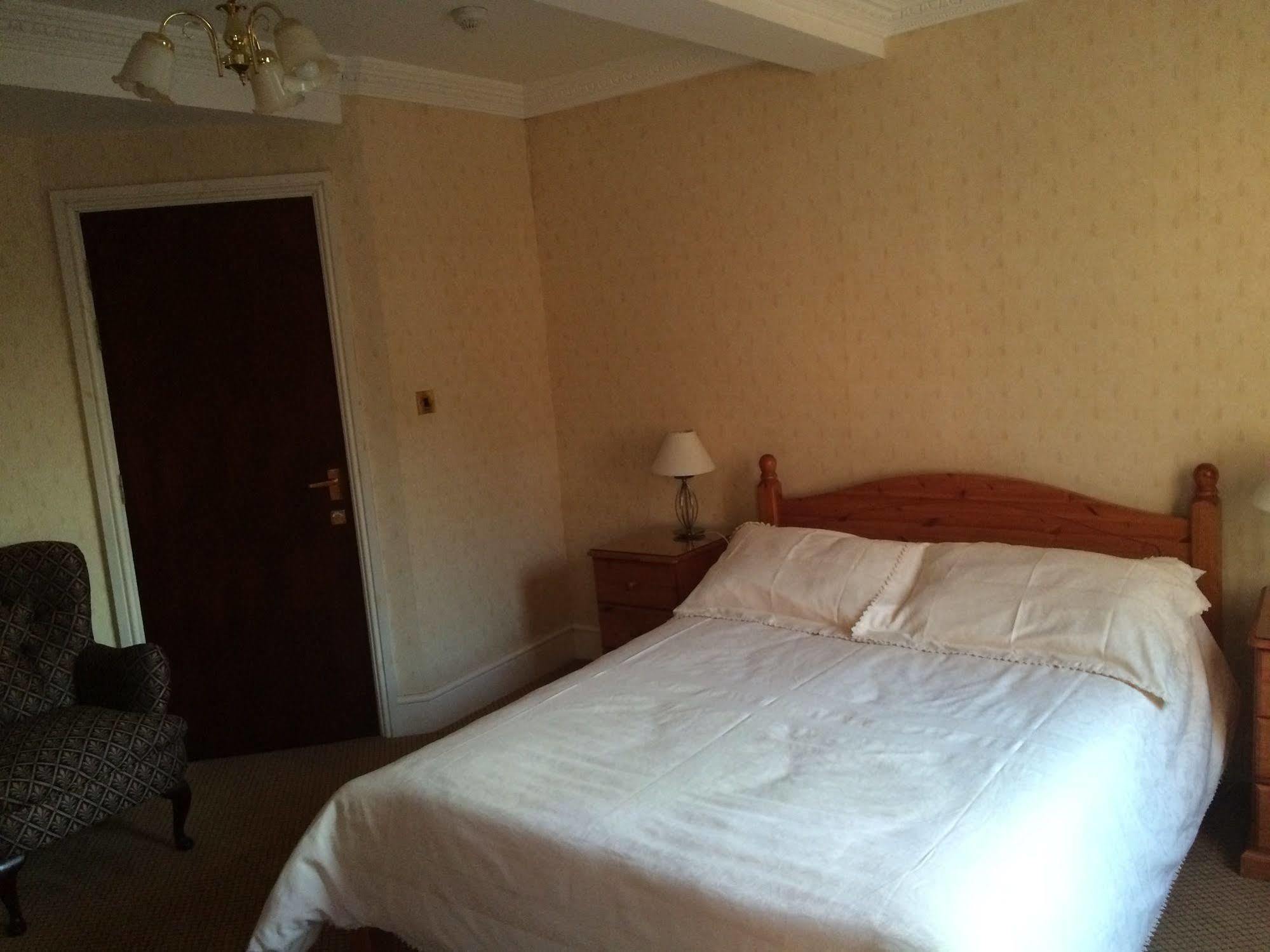 Half Moon Hotel Alford  エクステリア 写真