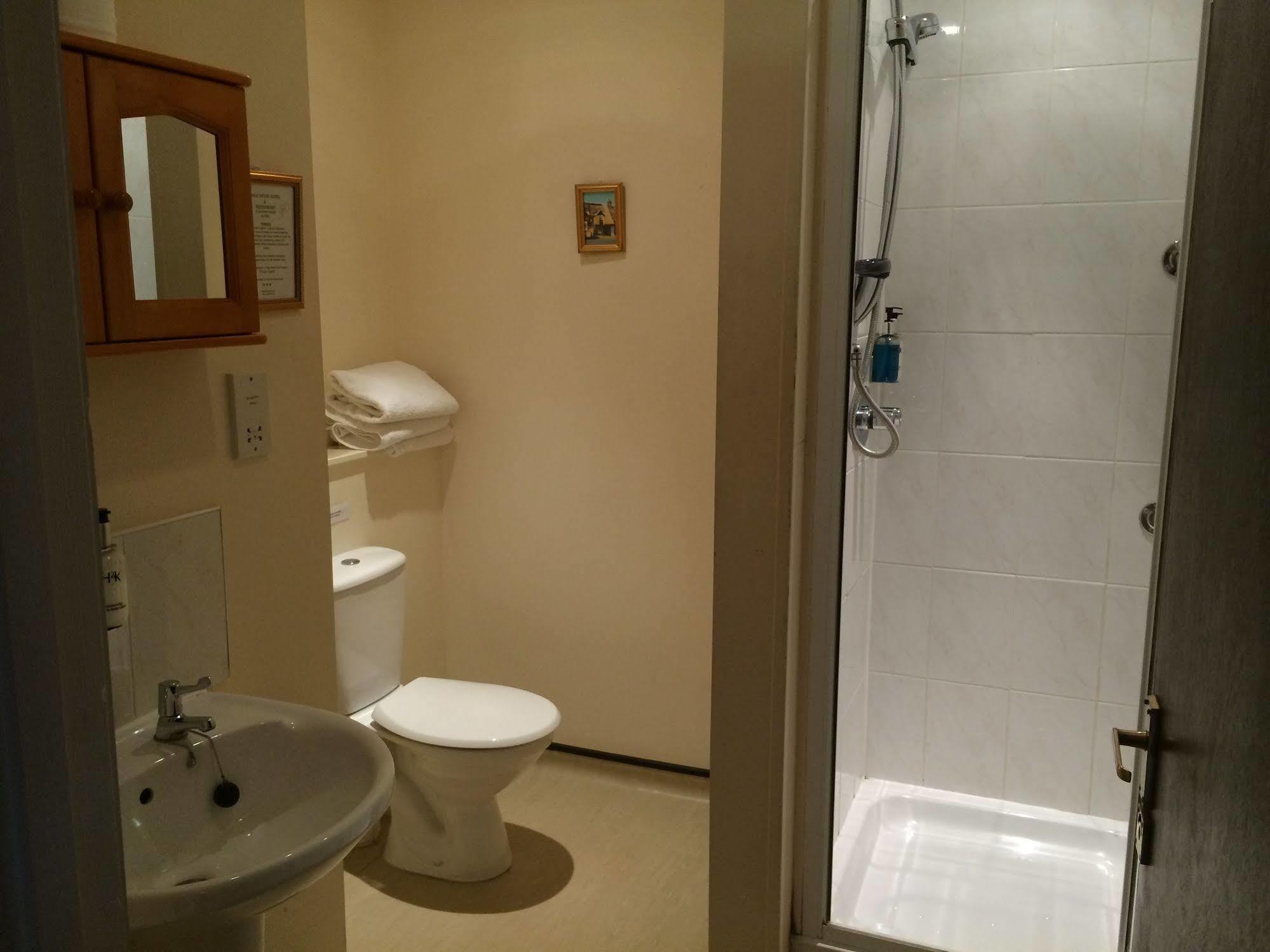 Half Moon Hotel Alford  エクステリア 写真