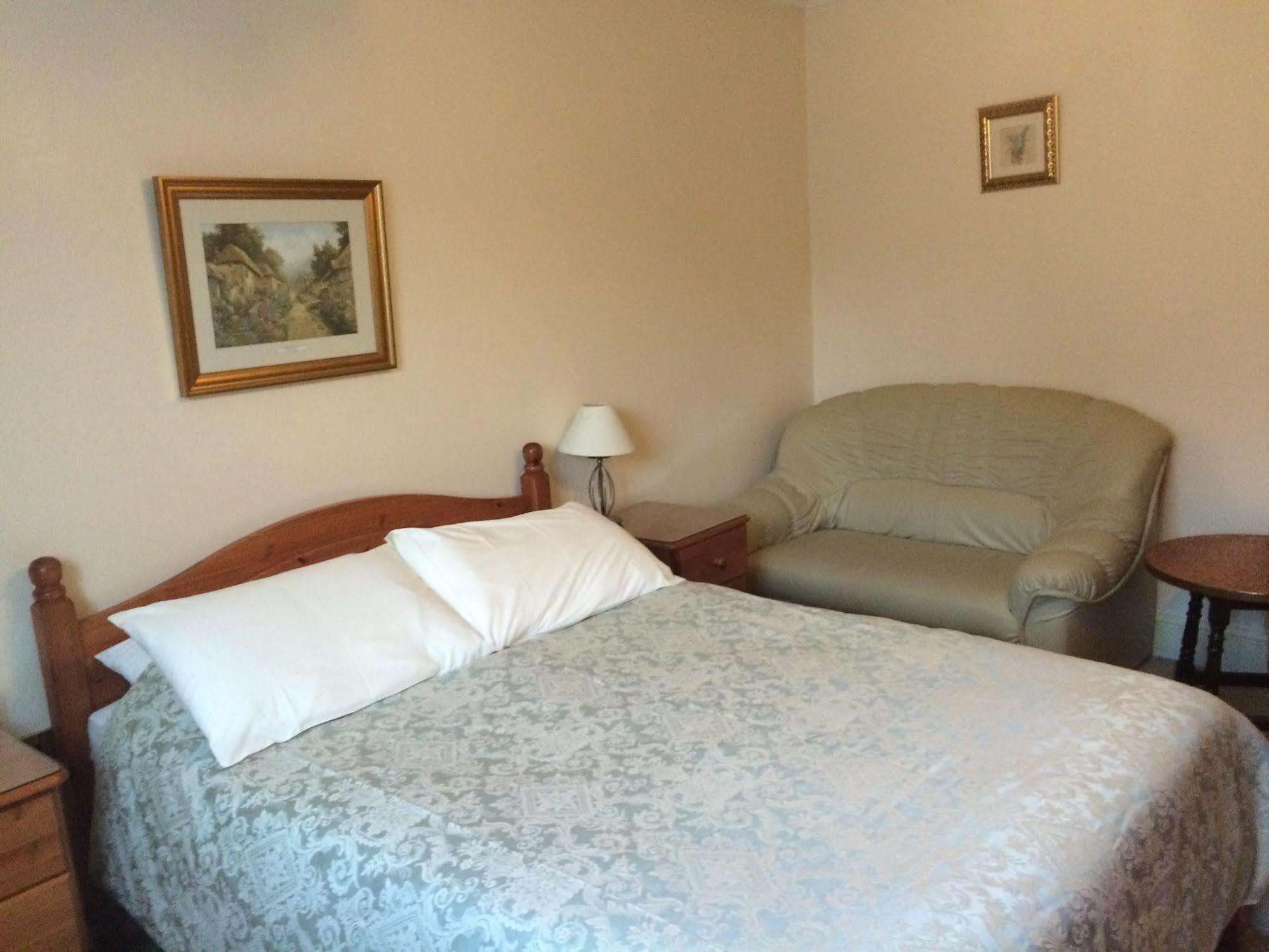 Half Moon Hotel Alford  エクステリア 写真