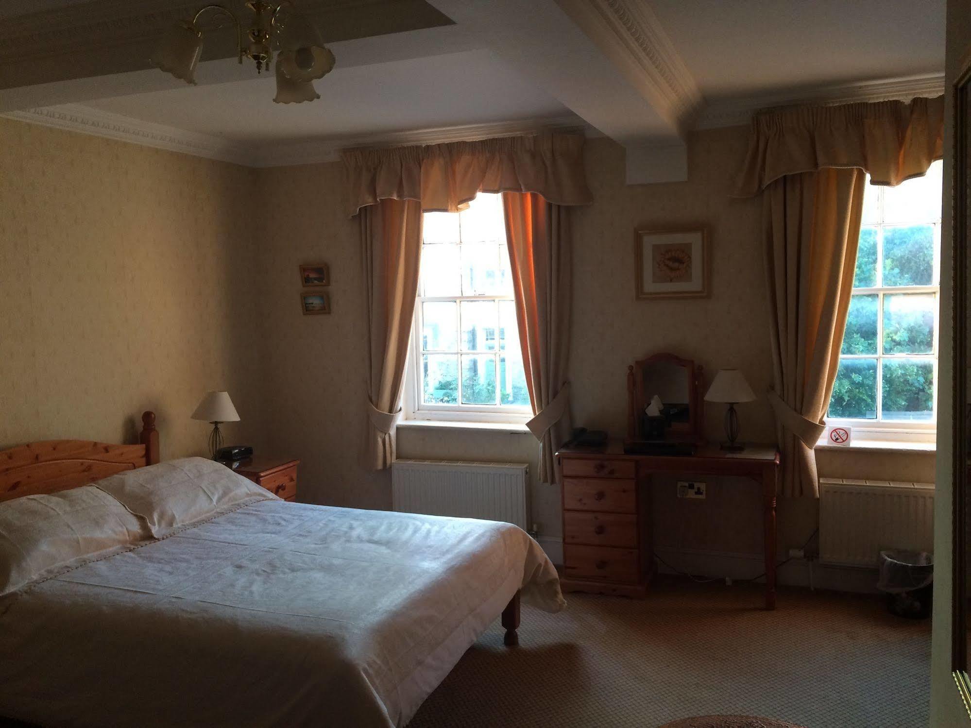 Half Moon Hotel Alford  エクステリア 写真