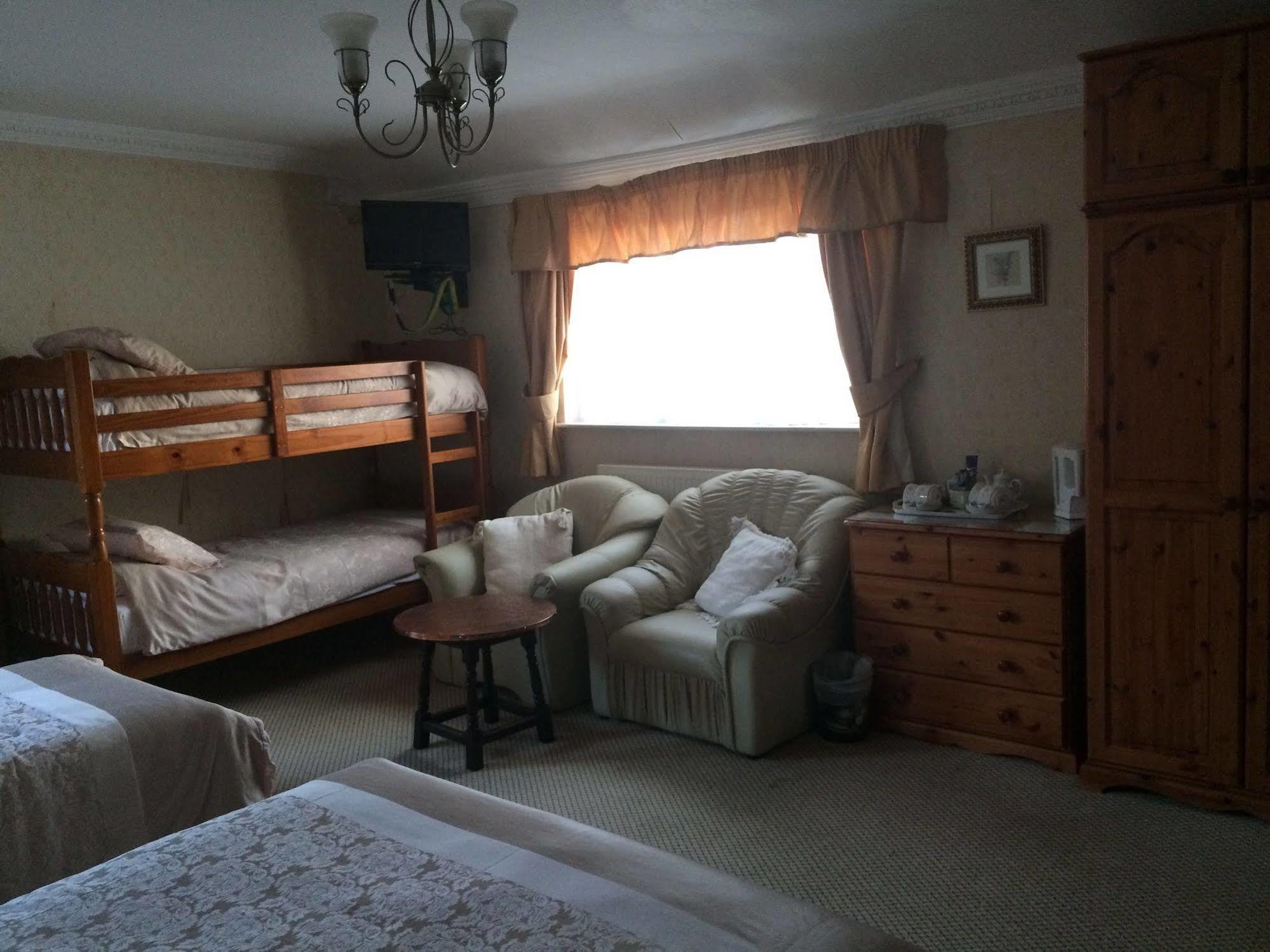 Half Moon Hotel Alford  エクステリア 写真
