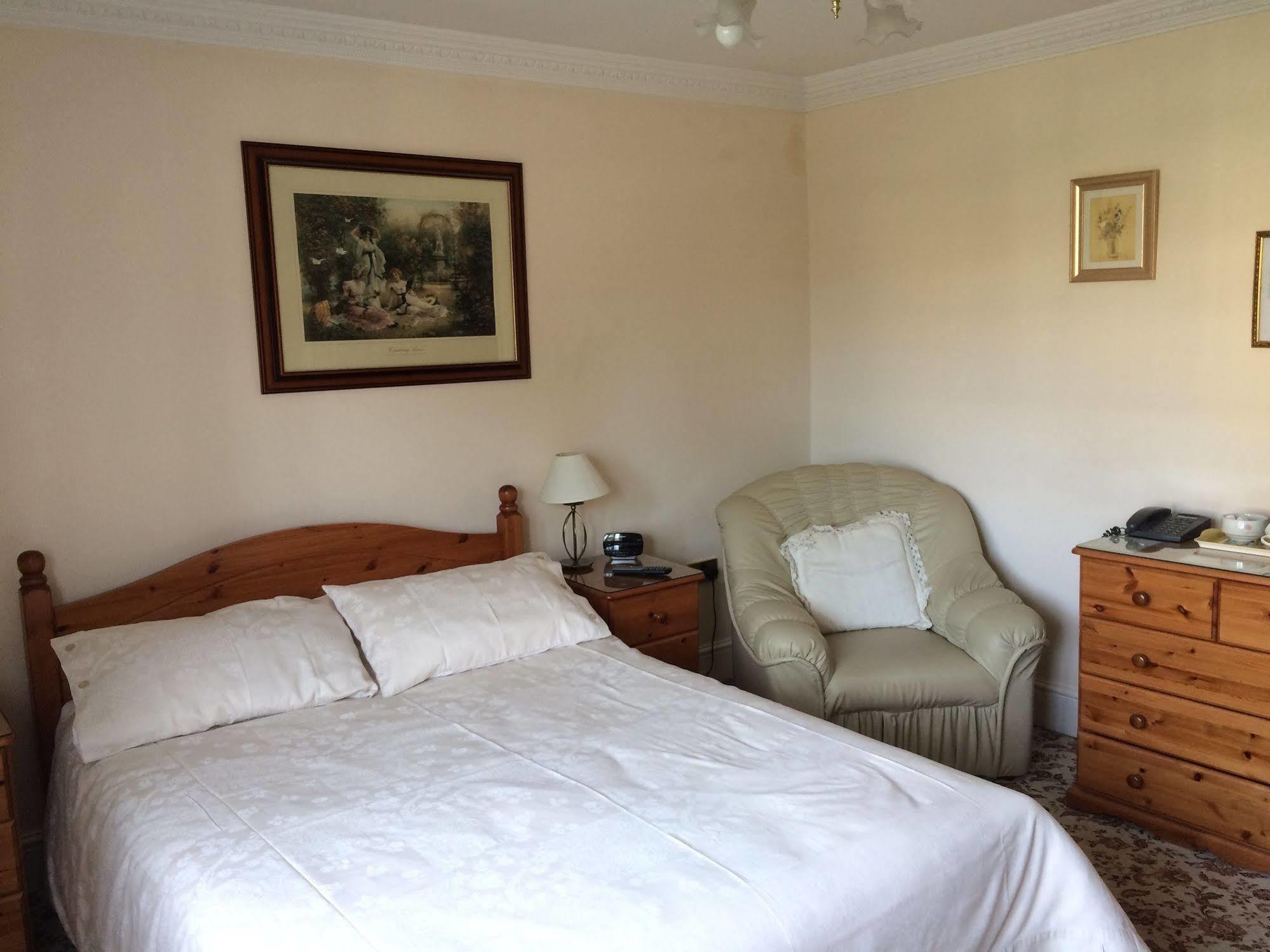 Half Moon Hotel Alford  エクステリア 写真