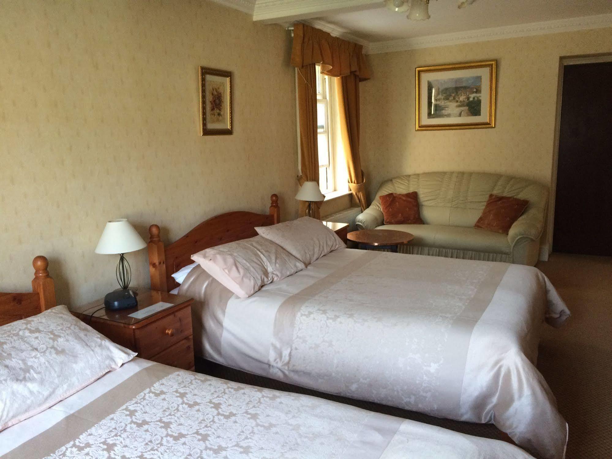 Half Moon Hotel Alford  エクステリア 写真