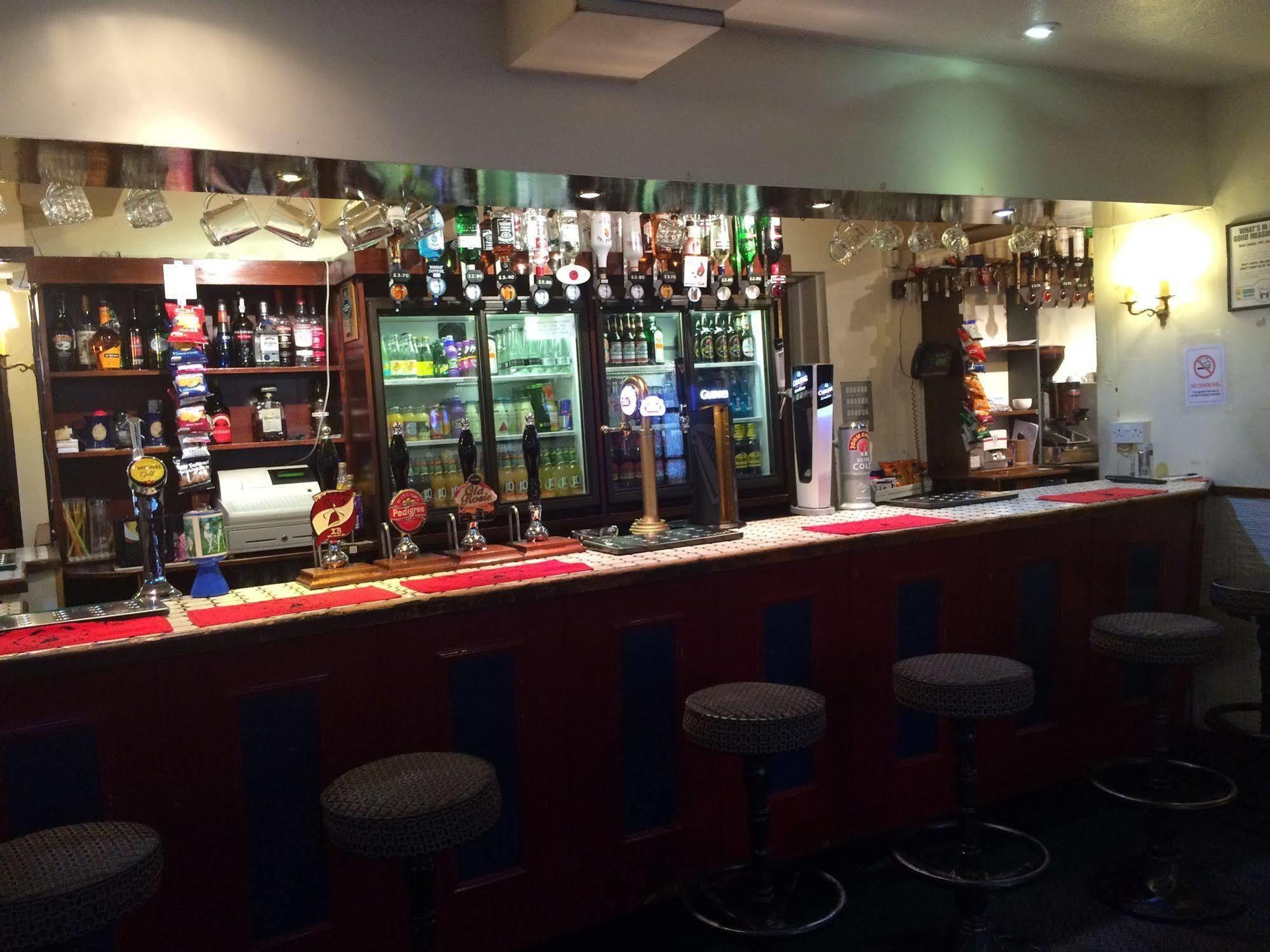 Half Moon Hotel Alford  エクステリア 写真