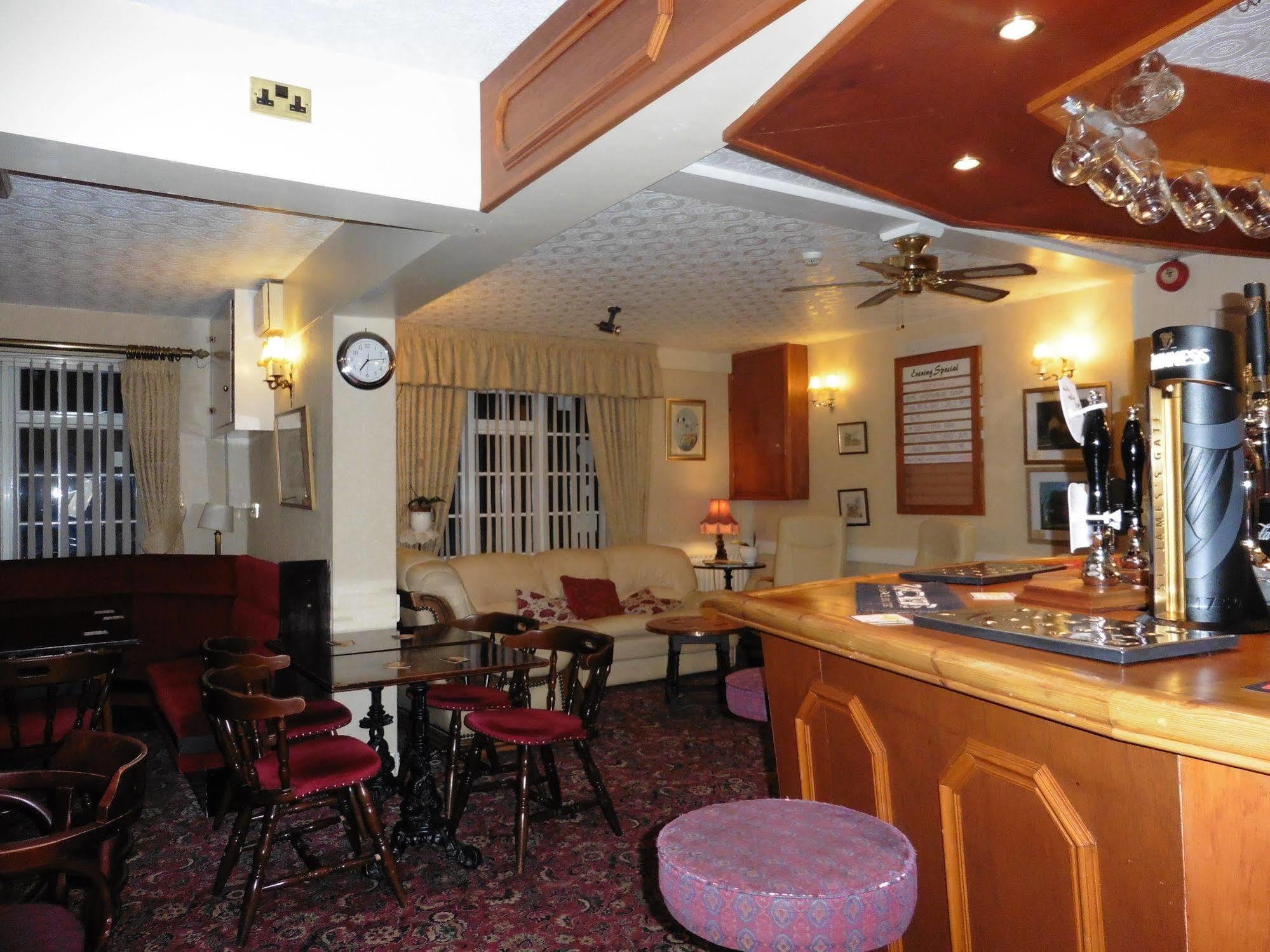 Half Moon Hotel Alford  エクステリア 写真
